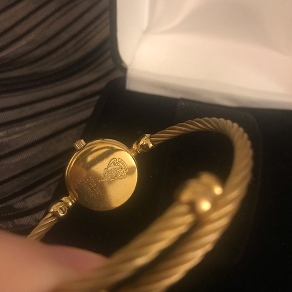 *SOLD!* Authentic Gucci Mother of Pearl Gold Watch - Picture 4 of 8